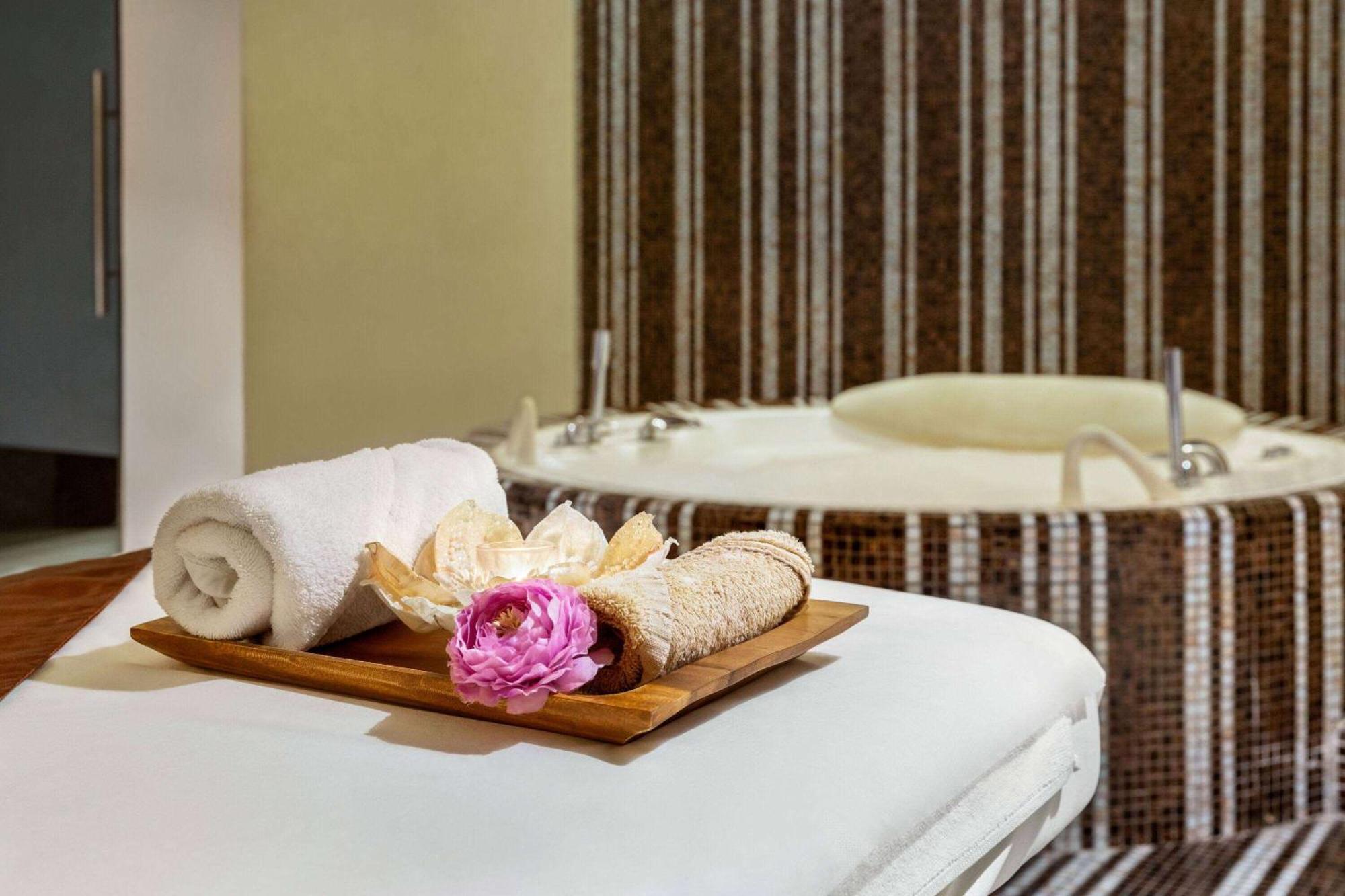 Grand Regency Doha, Trademark Collection By Wyndham Luaran gambar Spa at the hotel