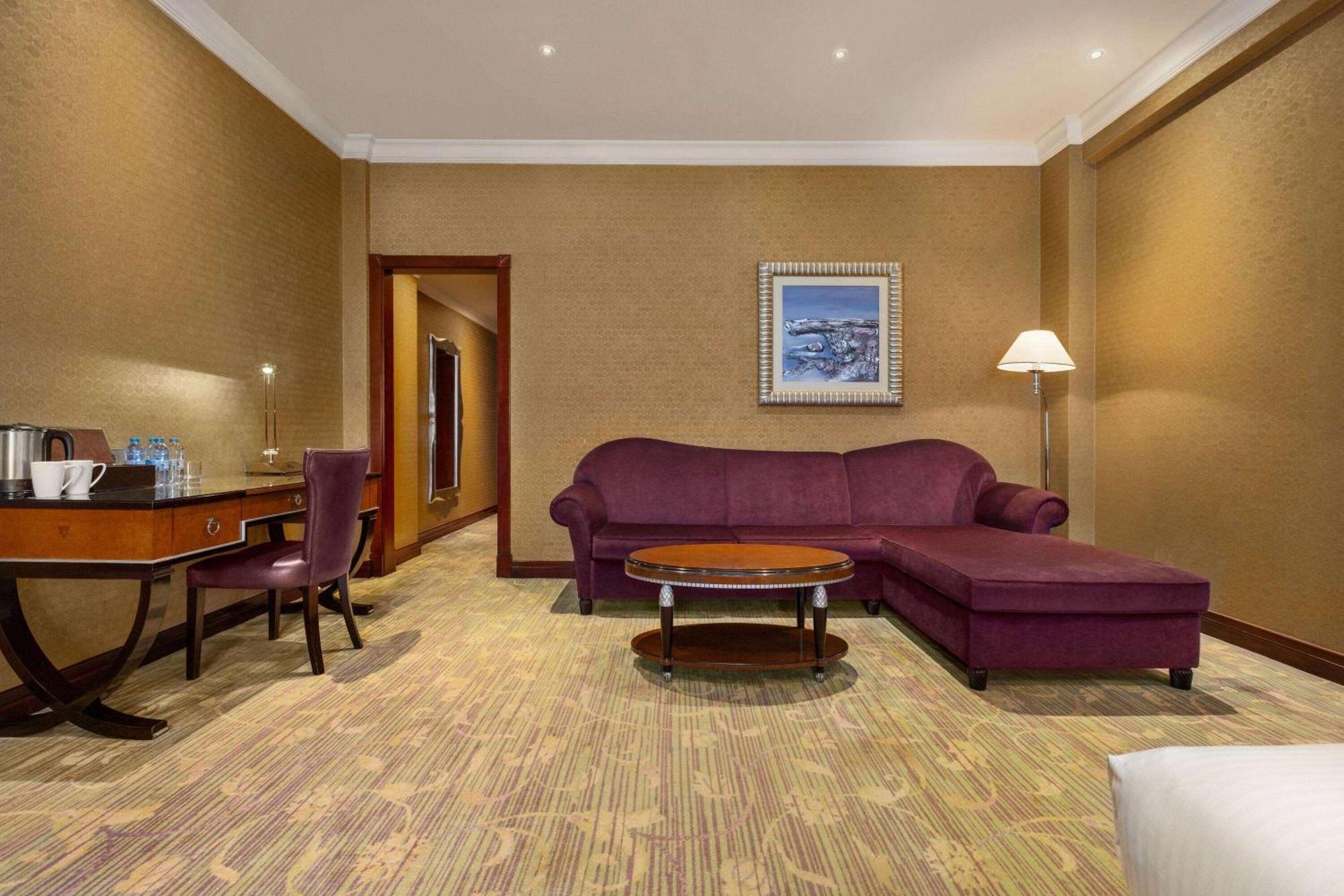 Grand Regency Doha, Trademark Collection By Wyndham Luaran gambar A suite at the hotel