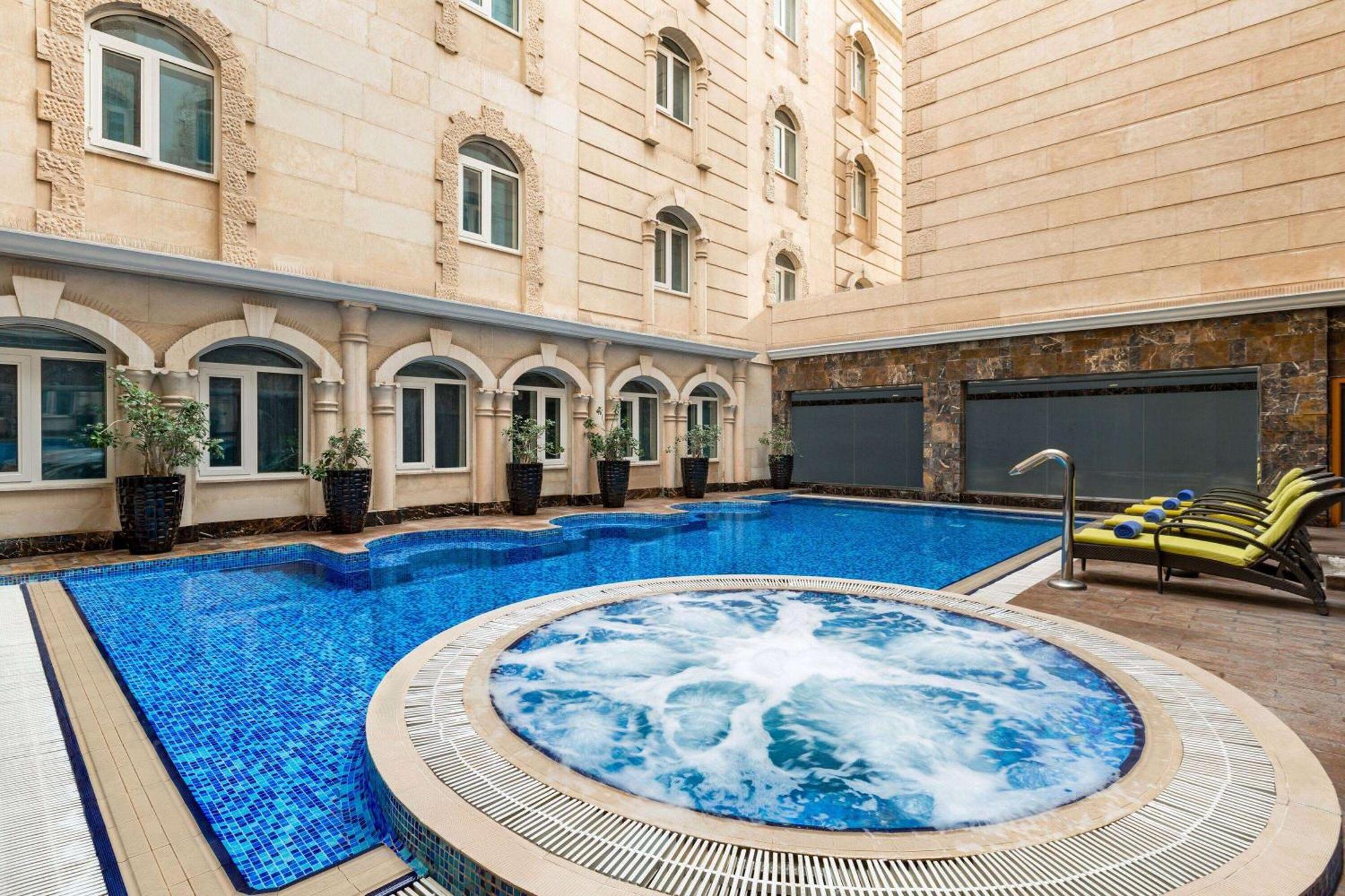 Grand Regency Doha, Trademark Collection By Wyndham Luaran gambar The swimming pool at the hotel