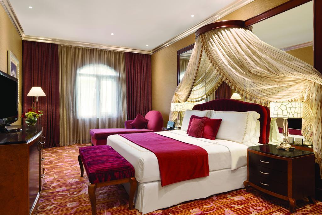 Grand Regency Doha, Trademark Collection By Wyndham Luaran gambar A bedroom at the Jumeirah Emirates Towers Hotel