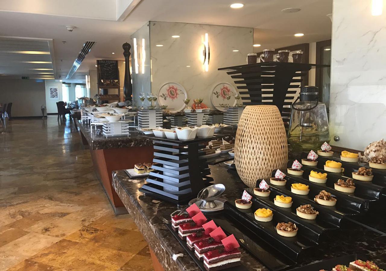 Grand Regency Doha, Trademark Collection By Wyndham Luaran gambar The buffet at the lobby