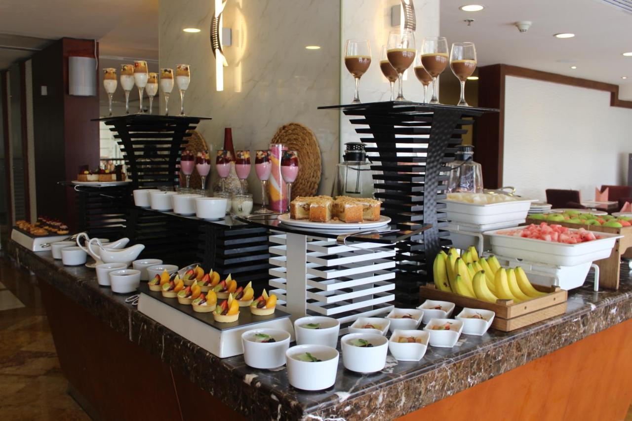 Grand Regency Doha, Trademark Collection By Wyndham Luaran gambar A dessert buffet