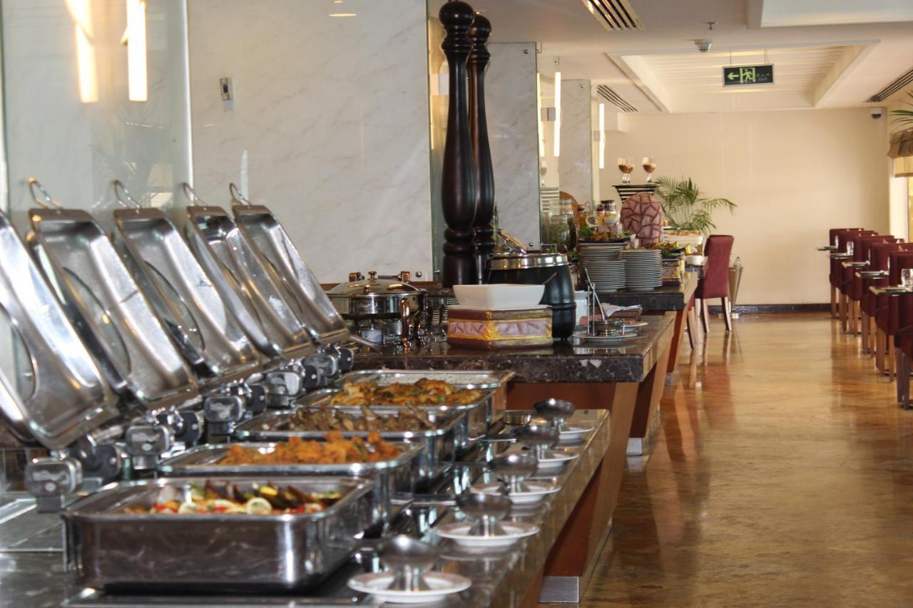 Grand Regency Doha, Trademark Collection By Wyndham Luaran gambar A buffet at a hotel